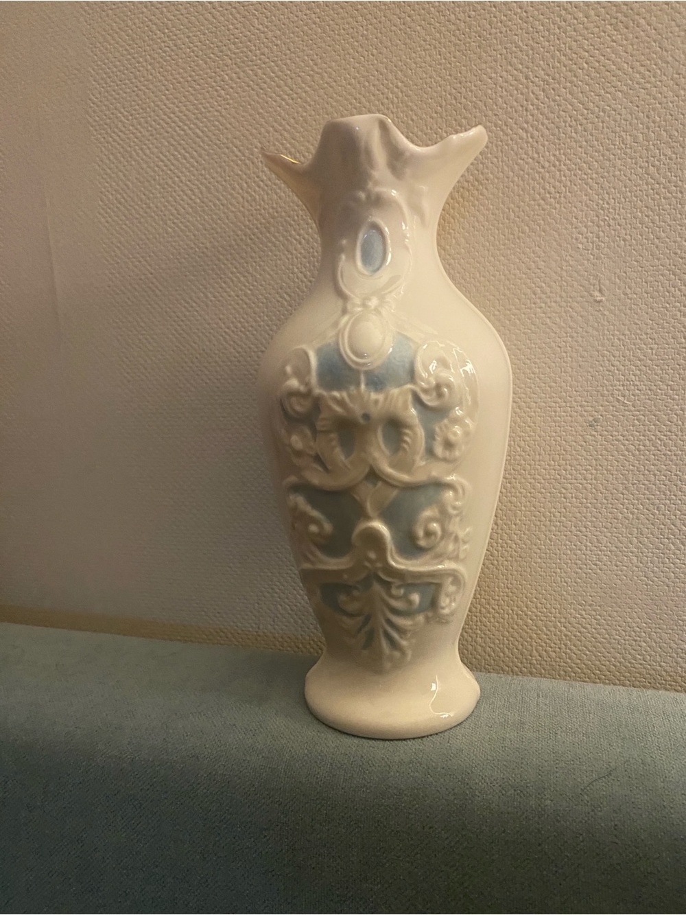 Elegant Cream Ceramic Decorative Vase with Subtle Blue Accents